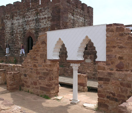 Maquetas: Arco islmico. Proposta de reconstituio. Castelo de Silves. Silves. (figura 3)